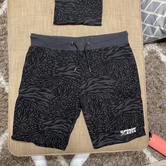 Superdry Matching T-shirt and Sweat Shorts - Picture 2 of 7